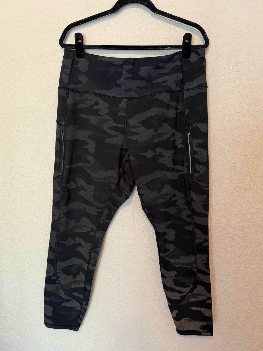 Athleta Rainier Reflective Tight Camo Leggings Womens 2X Black Grey Zip Pockets